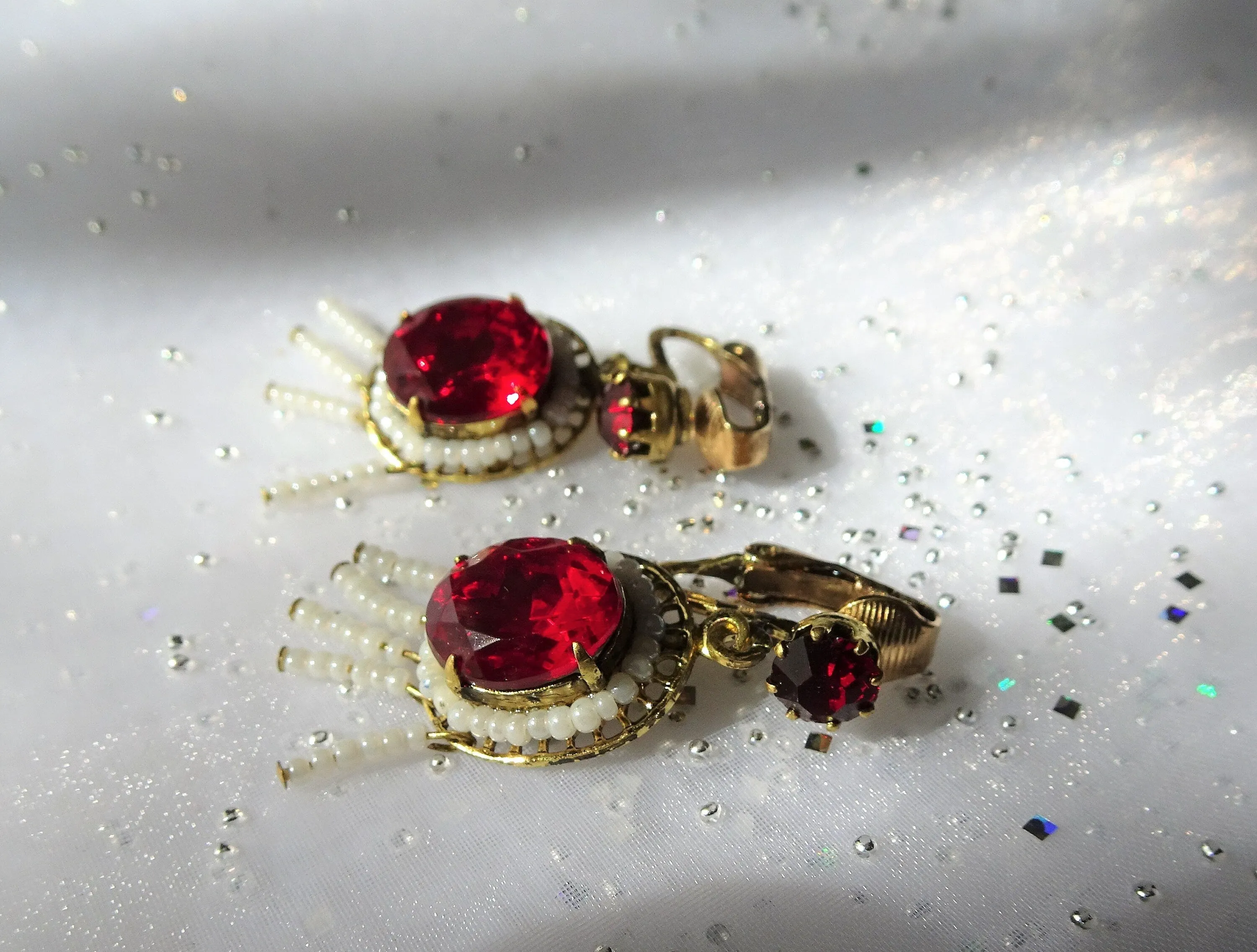 LOVELY Ruby Color Glass Drop Earrings,Faceted Red Glass Clip On Earrings,Glass Seed Pearls,Vintage Dangling Earrings,Collectible Jewelry